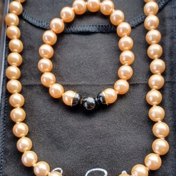 Exquisite Pearl necklace and bracelet.  Purchased in a hotel at Las Vegas Nevada - Picture 2 of 3